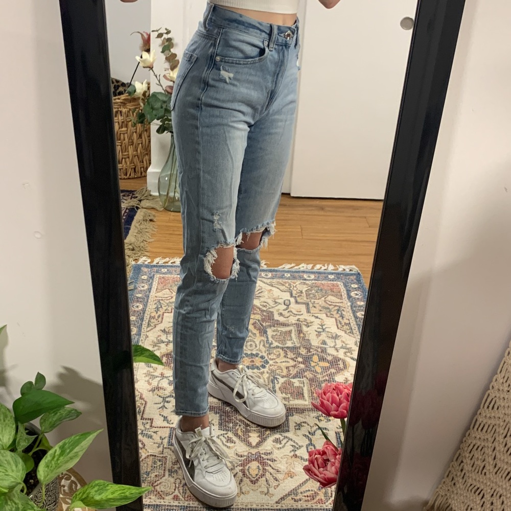 AE ‘Distressed Mom Jean’ Light Wash 00L